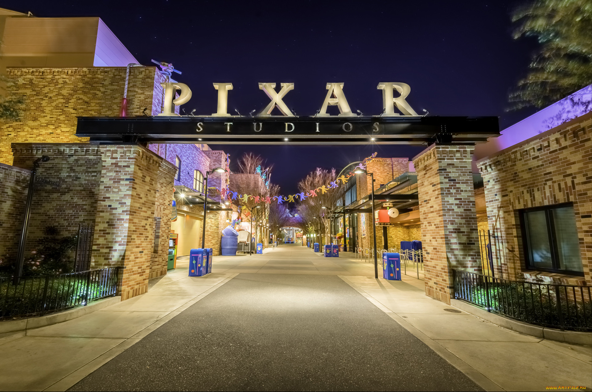 Пиксар фото. Студия Пиксар. Киностудия Pixar. Город Пиксар. Ночной город Пиксар.